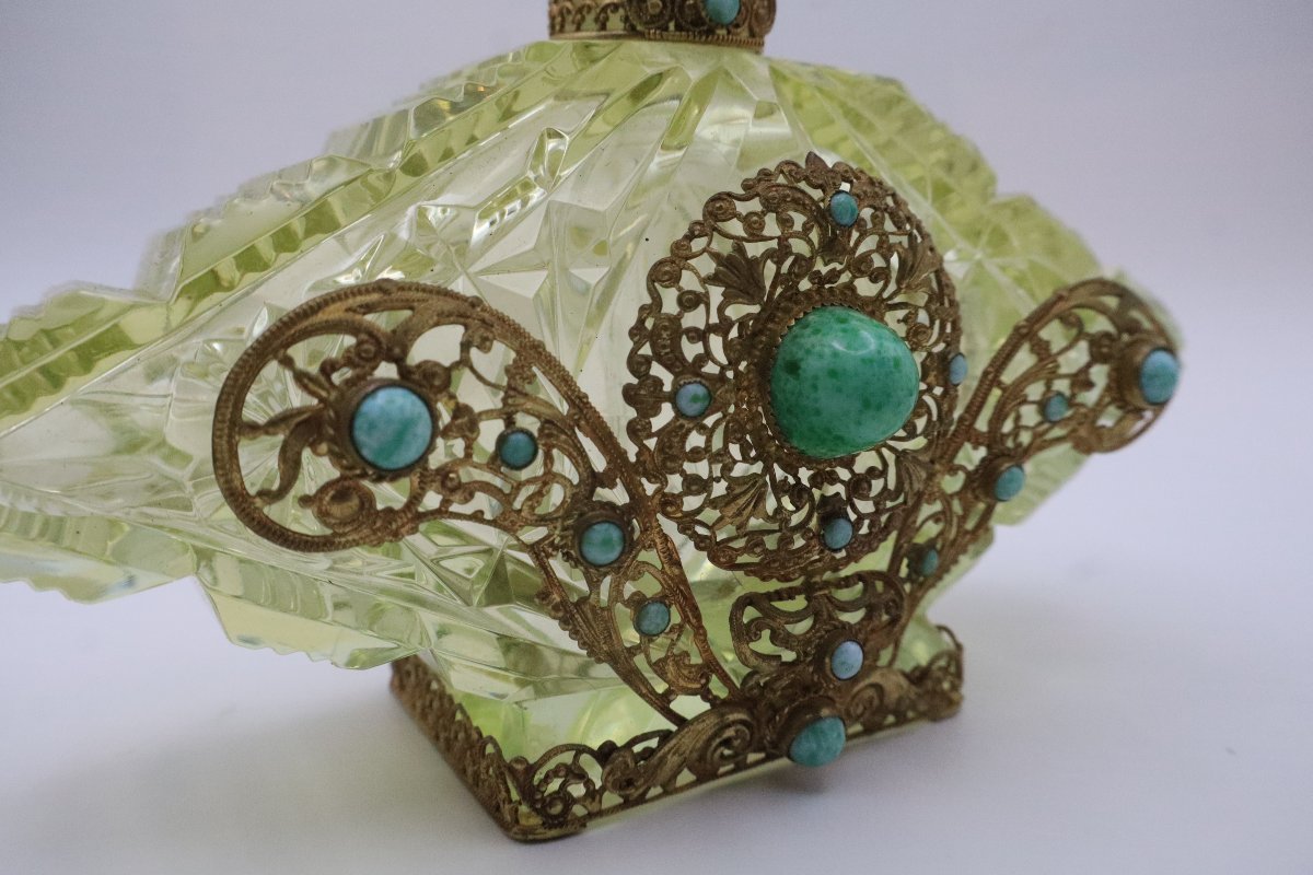 Flacon à Parfum Art Déco en Cristal Vert – Bouchon Sculpté aux Colombes – Monture en Filigrane -photo-4