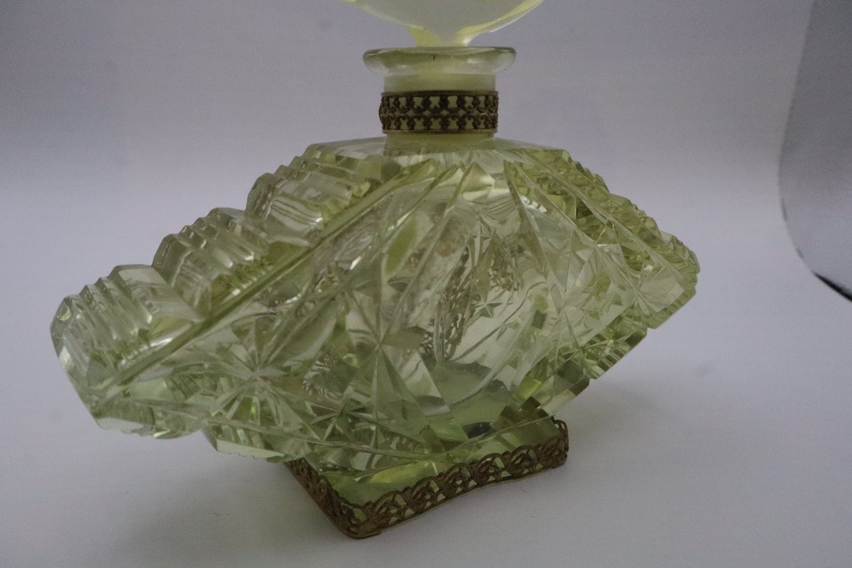 Flacon à Parfum Art Déco en Cristal Vert – Bouchon Sculpté aux Colombes – Monture en Filigrane -photo-4