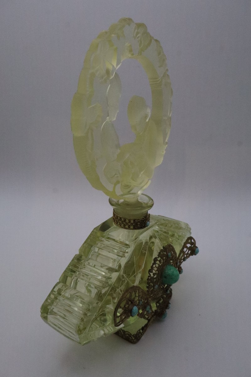 Flacon à Parfum Art Déco en Cristal Vert – Bouchon Sculpté aux Colombes – Monture en Filigrane -photo-5