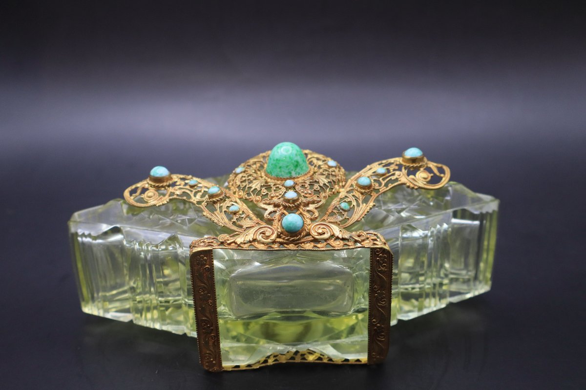 Flacon à Parfum Art Déco en Cristal Vert – Bouchon Sculpté aux Colombes – Monture en Filigrane -photo-6