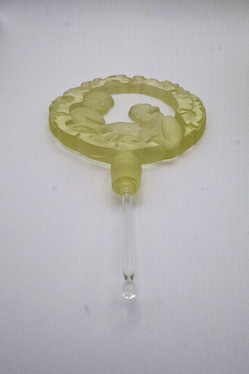 Flacon à Parfum Art Déco en Cristal Vert – Bouchon Sculpté aux Colombes – Monture en Filigrane -photo-7