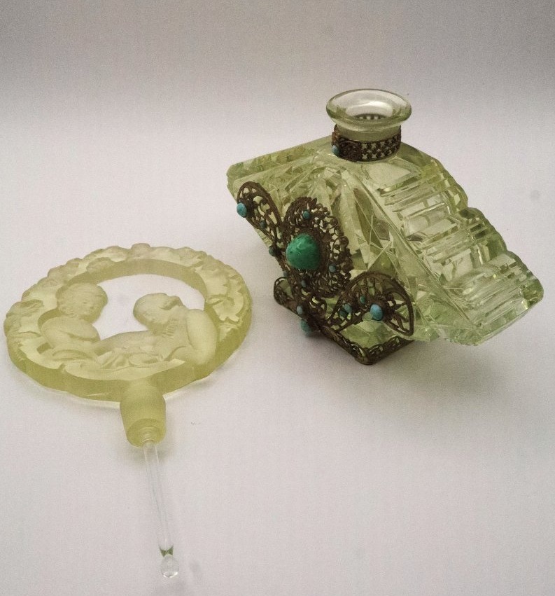 Flacon à Parfum Art Déco en Cristal Vert – Bouchon Sculpté aux Colombes – Monture en Filigrane -photo-8