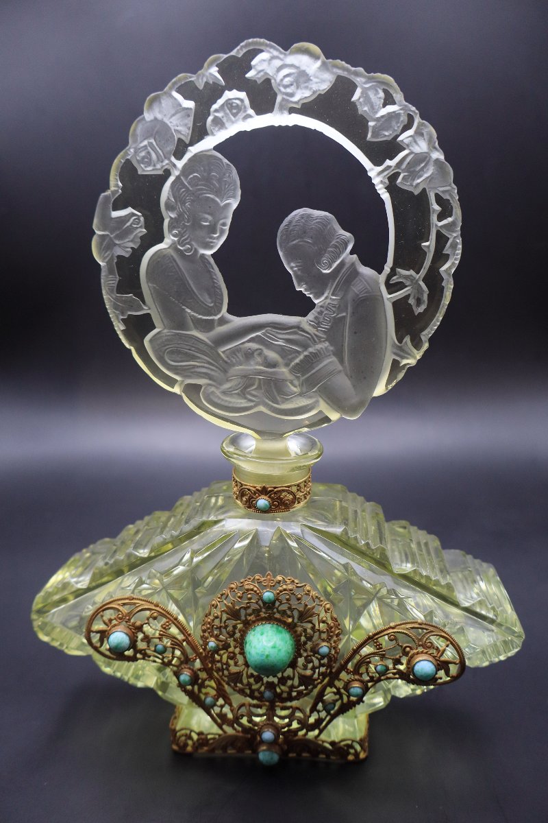 Flacon à Parfum Art Déco en Cristal Vert – Bouchon Sculpté aux Colombes – Monture en Filigrane 
