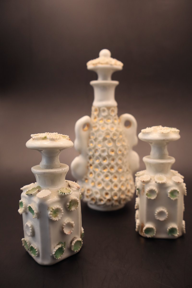 Collection de 5 Flacons en Biscuit de Porcelaine Coralliforme –  Fin XIXᵉ Siècle -photo-2