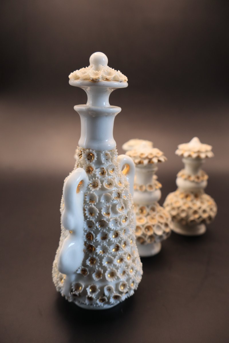 Collection de 5 Flacons en Biscuit de Porcelaine Coralliforme –  Fin XIXᵉ Siècle -photo-3