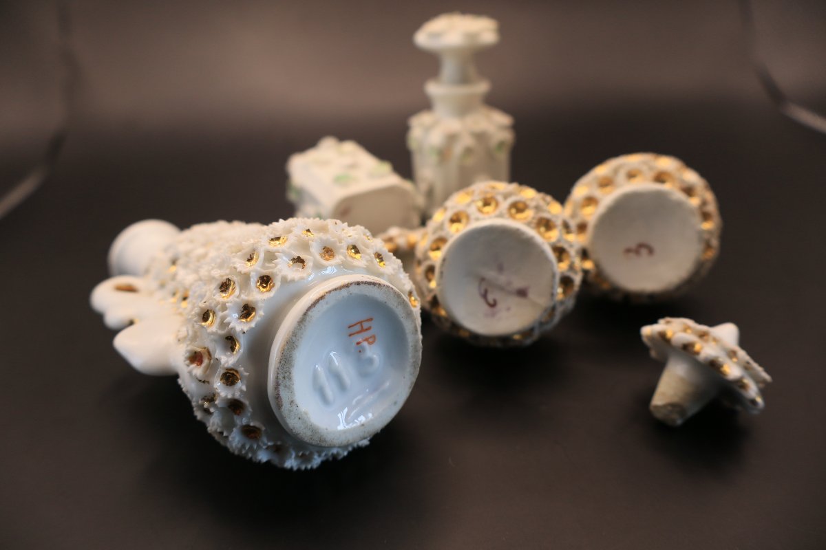 Collection de 5 Flacons en Biscuit de Porcelaine Coralliforme –  Fin XIXᵉ Siècle -photo-1