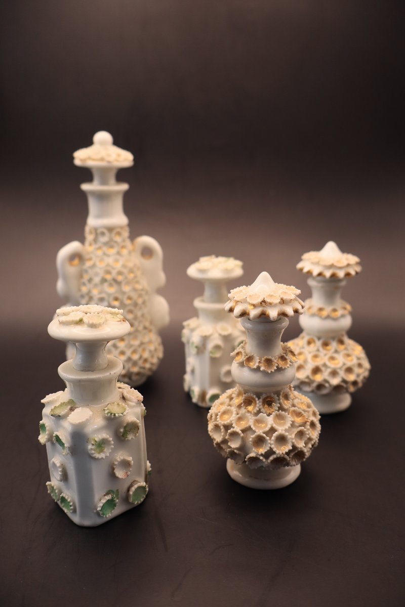 Collection de 5 Flacons en Biscuit de Porcelaine Coralliforme –  Fin XIXᵉ Siècle -photo-4