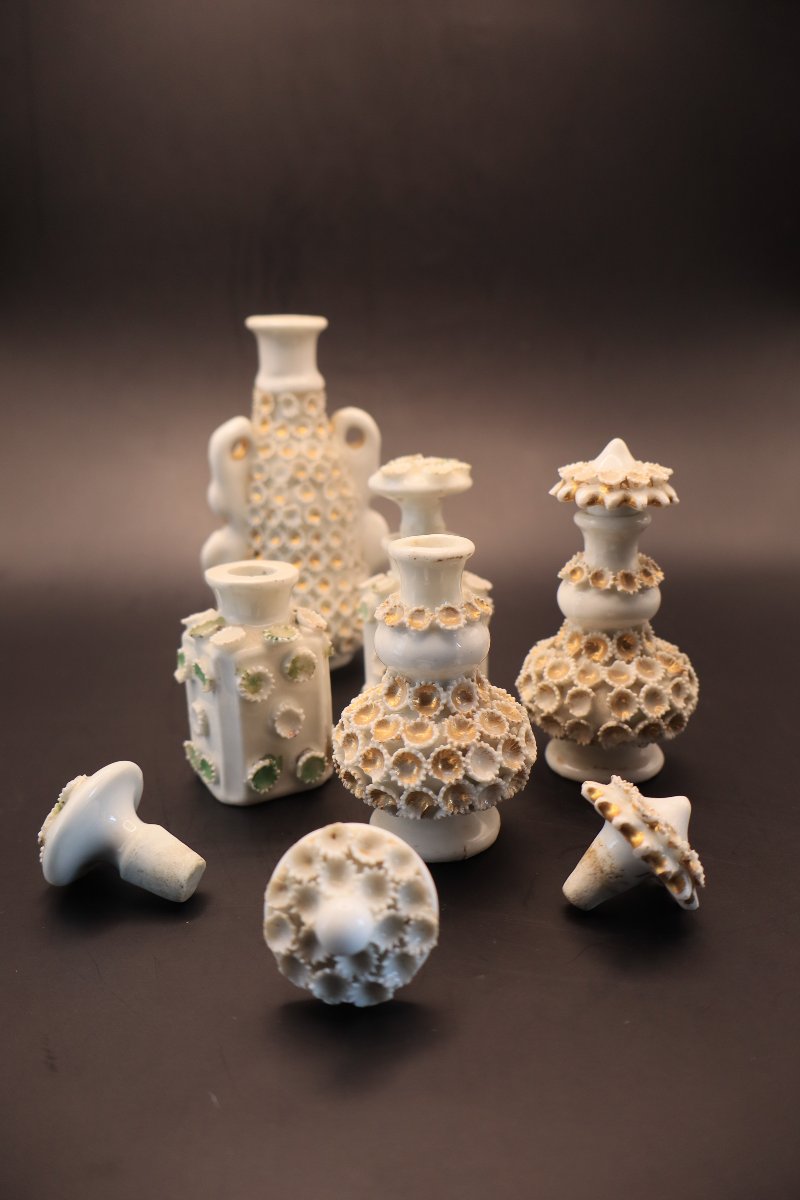 Collection de 5 Flacons en Biscuit de Porcelaine Coralliforme –  Fin XIXᵉ Siècle -photo-5