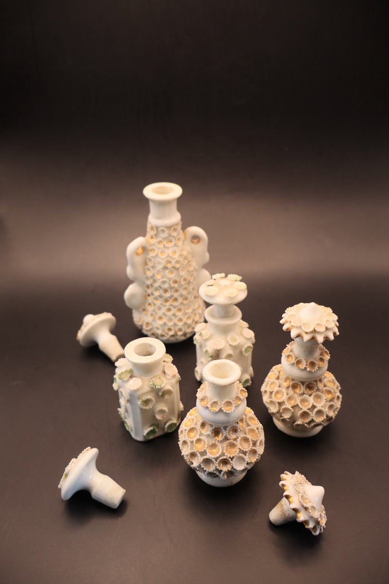 Collection de 5 Flacons en Biscuit de Porcelaine Coralliforme –  Fin XIXᵉ Siècle -photo-6