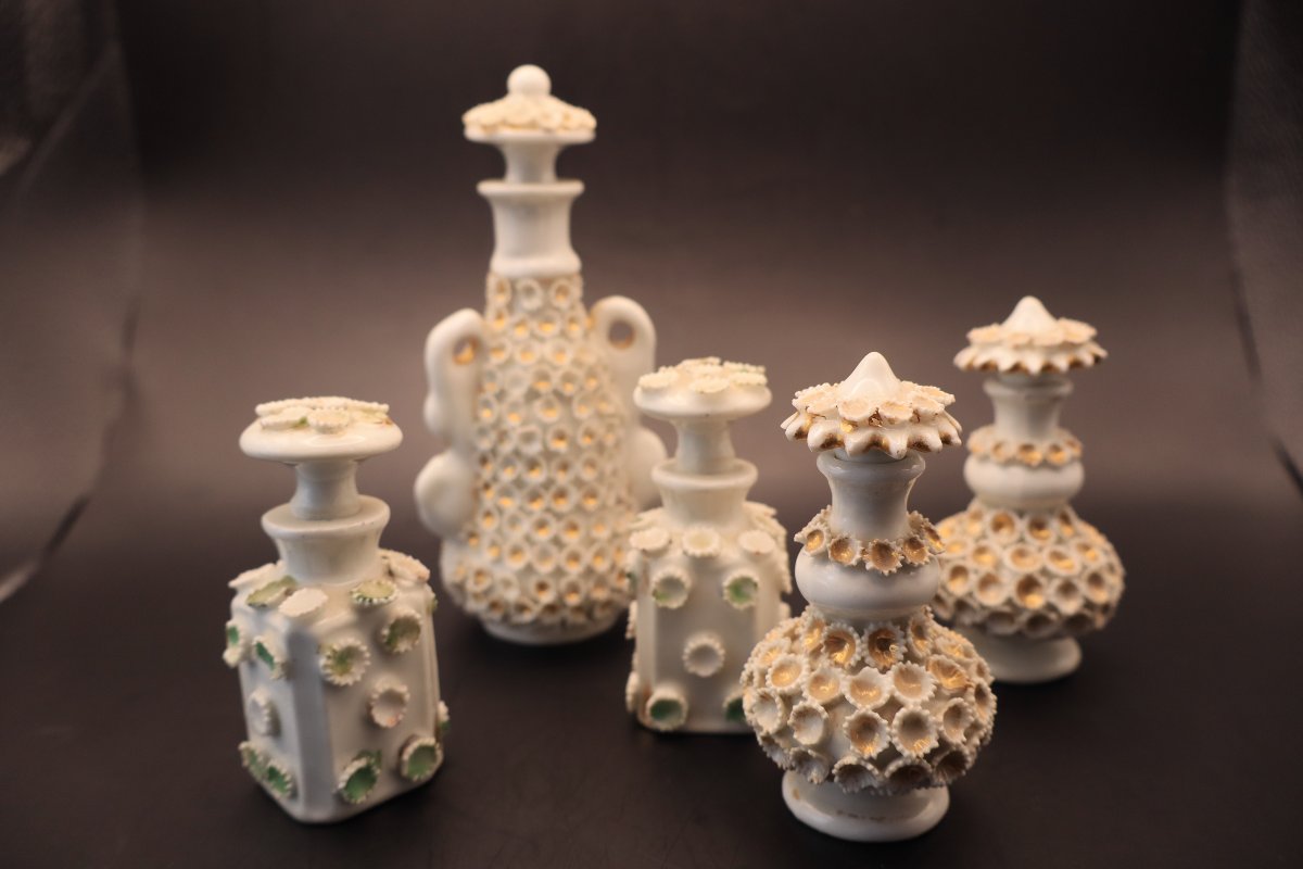 Collection de 5 Flacons en Biscuit de Porcelaine Coralliforme –  Fin XIXᵉ Siècle 