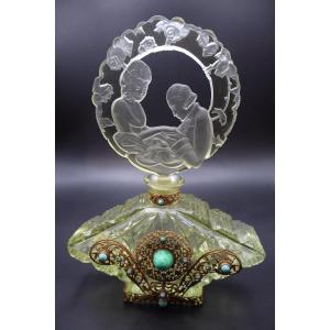 Flacon à Parfum Art Déco en Cristal Vert – Bouchon Sculpté aux Colombes – Monture en Filigrane 
