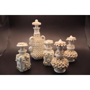 Collection de 5 Flacons en Biscuit de Porcelaine Coralliforme – Fin XIXᵉ Siècle