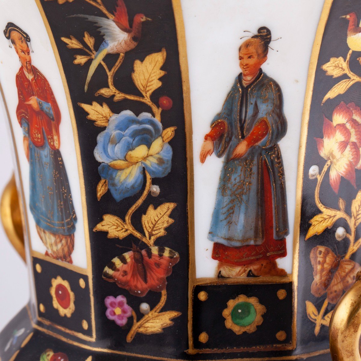 Un Rare Vase En Porcelaine De Russie, Doré Et Peint De Style Chinoiserie-photo-3