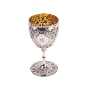 Un joli verre à vin anglais antique en argent à motifs chinois