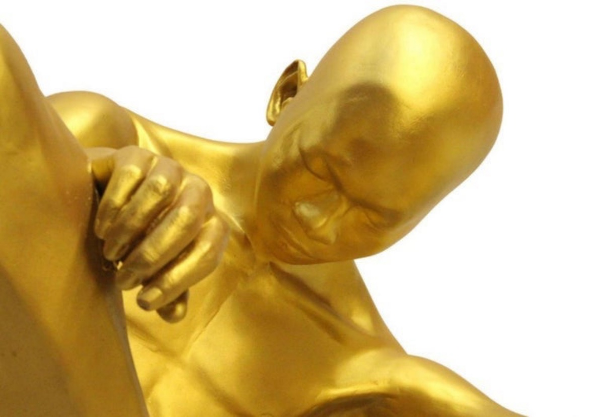 Aung Ko (1980), “self-retracting” Golden Resin Sculpture, H 60 X 90 X 80 Cm-photo-3