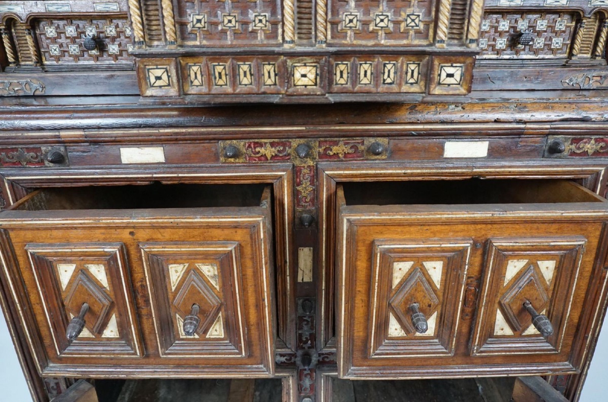 Magnifique Bargueño " Salmantino" sur Commode, XVIIe siècle.-photo-3
