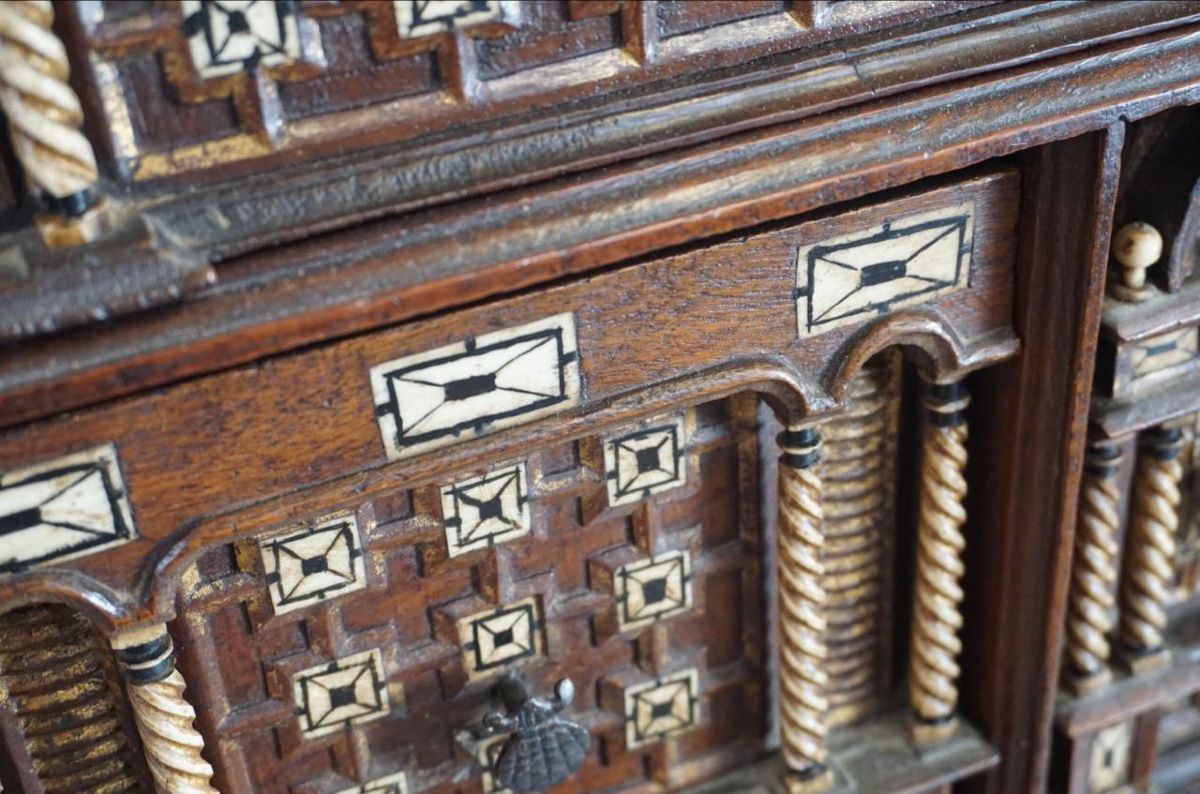 Magnifique Bargueño " Salmantino" sur Commode, XVIIe siècle.-photo-4