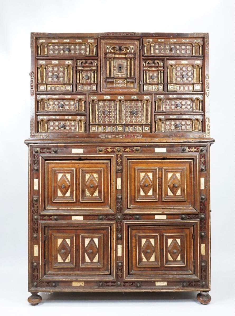 Magnifique Bargueño " Salmantino" sur Commode, XVIIe siècle.