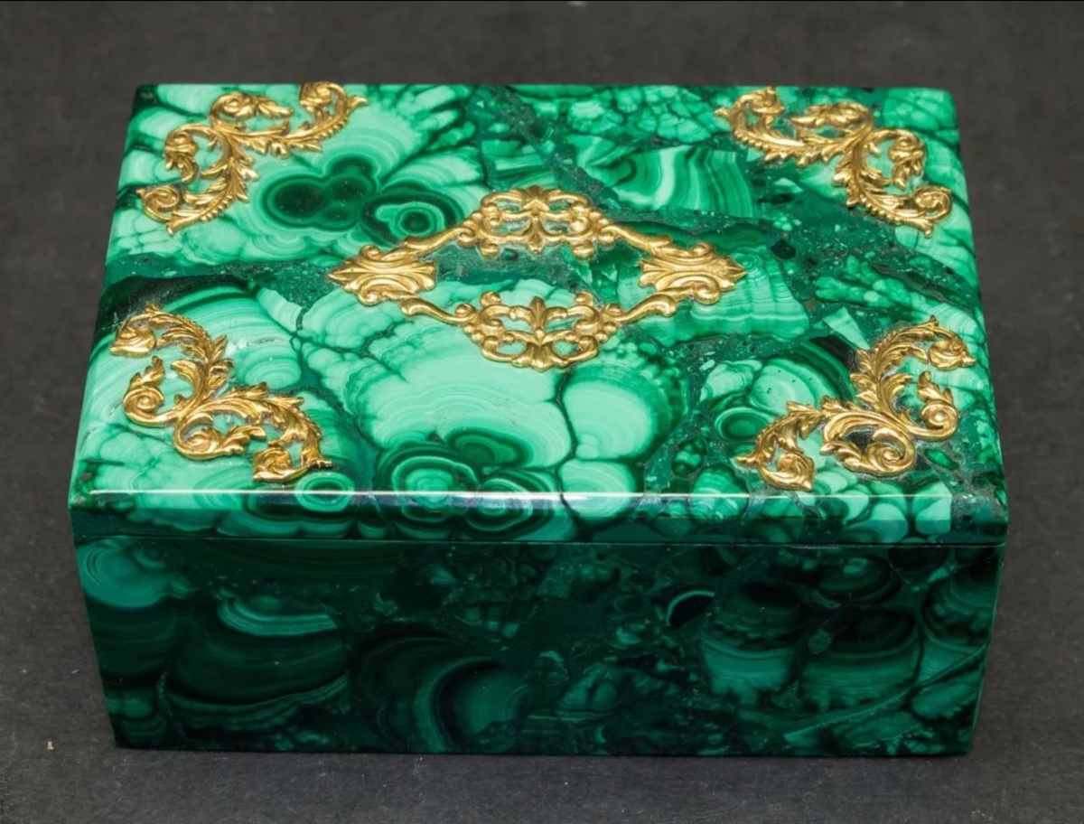 Bijoutier, Russie, vers 1900. Matériaux : Malachite, monture en argent 875/000 plaqué or.-photo-4