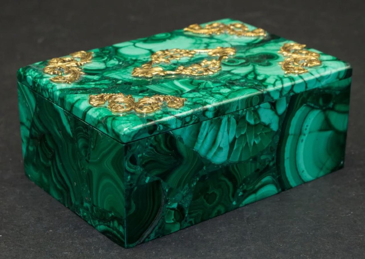 Bijoutier, Russie, vers 1900. Matériaux : Malachite, monture en argent 875/000 plaqué or.