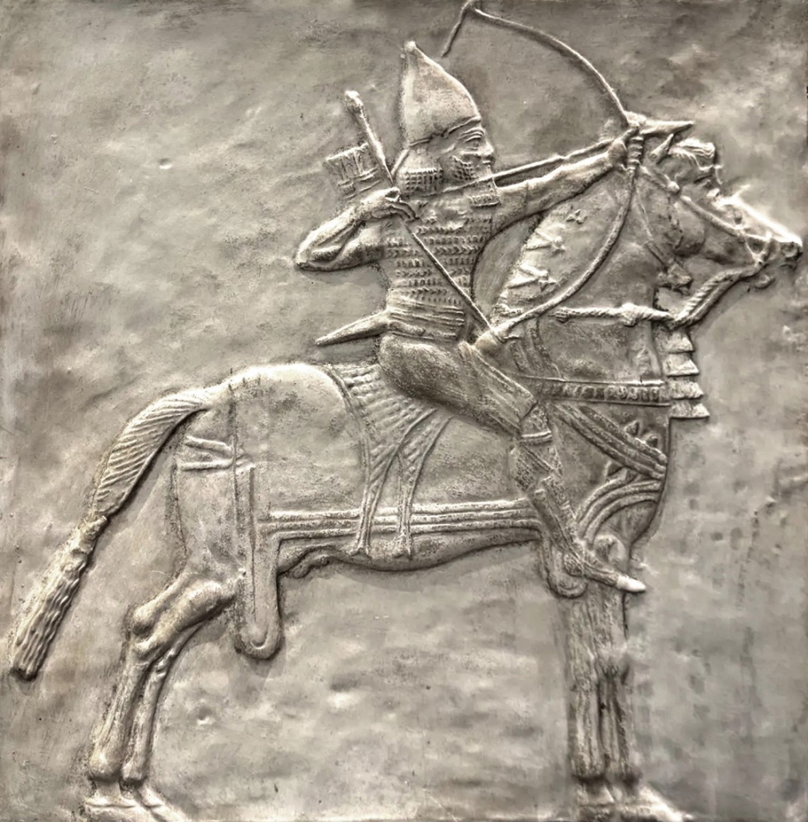 BAS-RELIEF DU LOUVRE : LA CHASSE D'ASSURBANIPAL – BAS-RELIEF ASSYRIEN EN GYPSE ​​(NINIVE, 1900)-photo-1