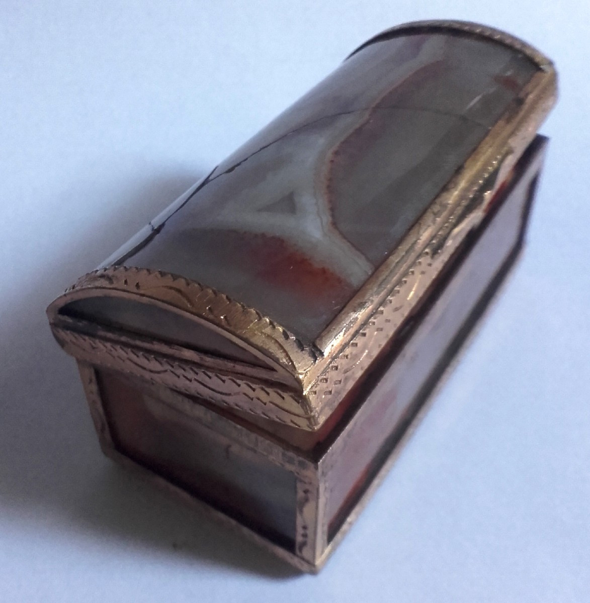 18th Century Agate Snuffbox In The Shape Of A Chest