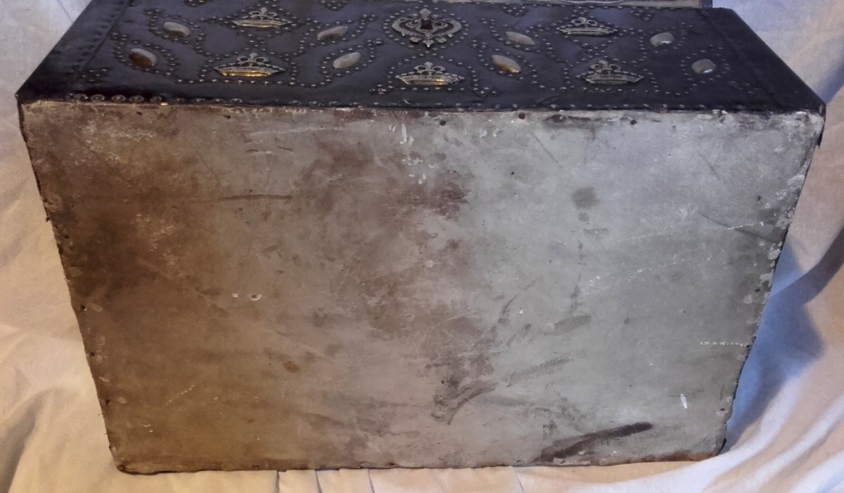 17th Century Large Leather Box With Fleur-de-lis And Count's Crown-photo-4