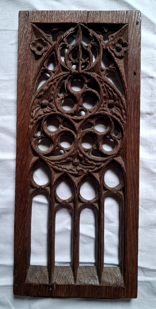Panneau gothique a fenestrage ajouré en chene circa 1500