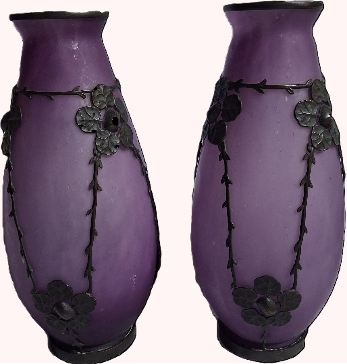 Paire de vases violine monture  bronze signé Val