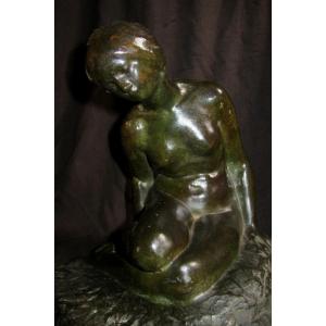 Bronze Femme Assise Nue Patine Verte