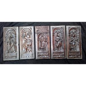Suite de cinq panneaux en bois sculpté de personnages et vierge a l'enfant XVI
