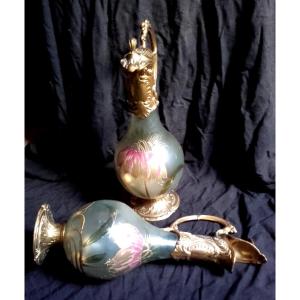 Paire d'aiguières en métal doré et fleur émaillé et or