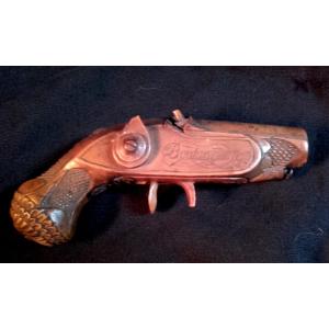 XVIII Rare tabatière en buis figurant un pistolet de carrosse au nom de Boutonnet 14 cm