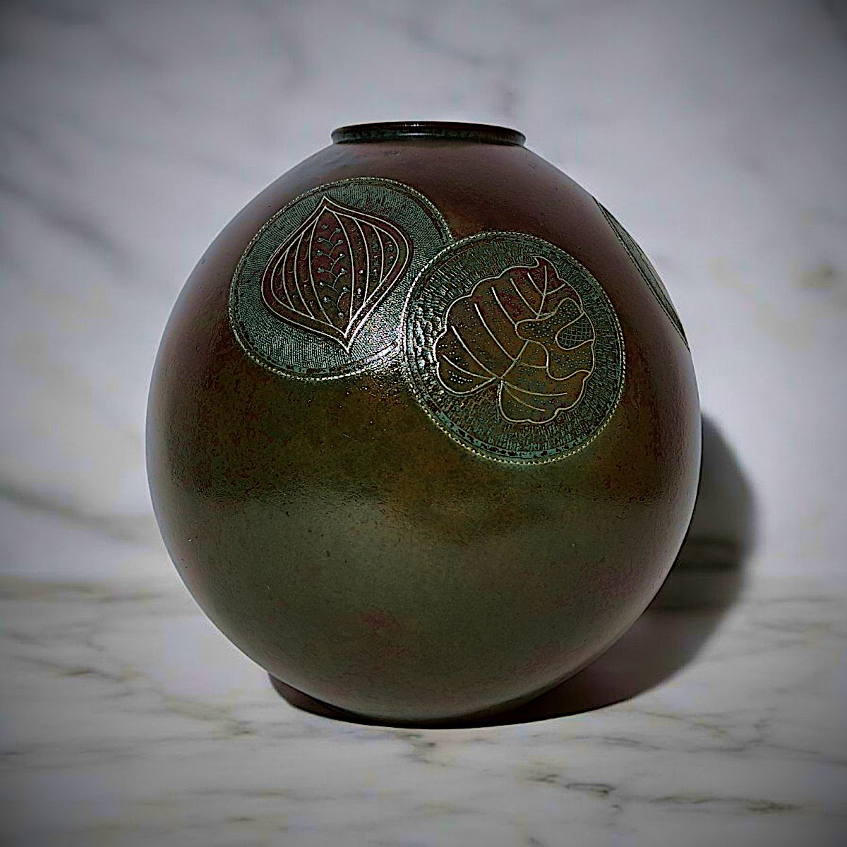 Vase japonais en bronze signé HARUMORI 晴守