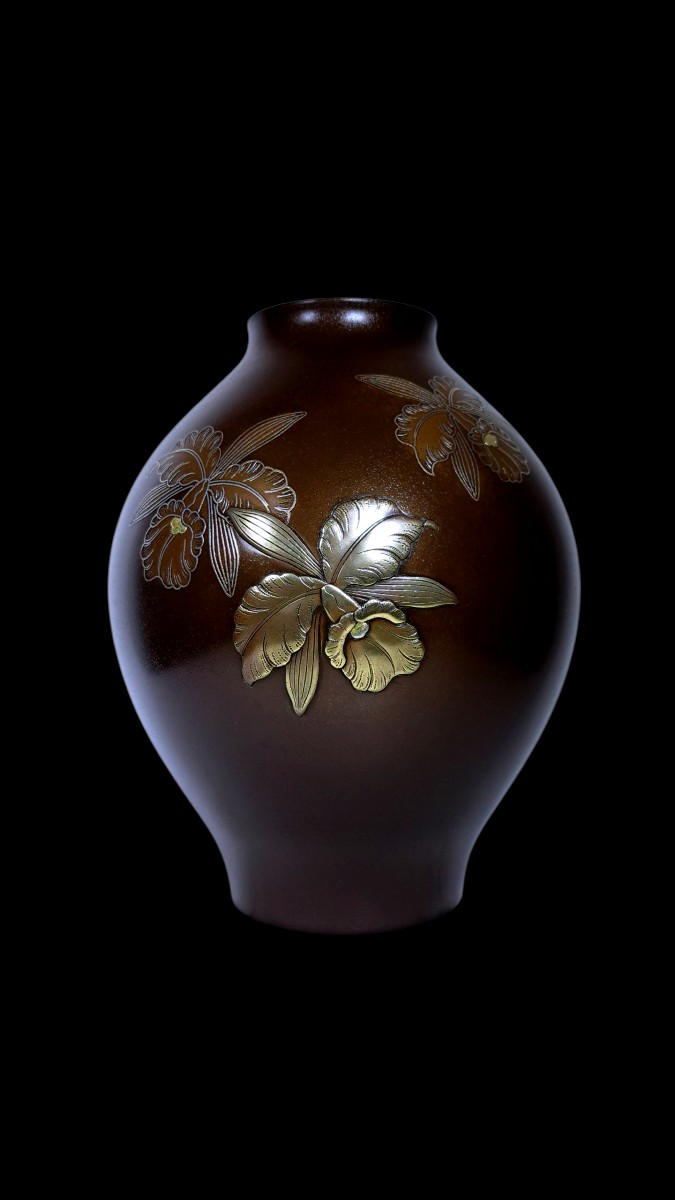 Bronze Japonais de Takano RYOICHI : Vase orné de motifs de cattleya (orchidée) en argent
