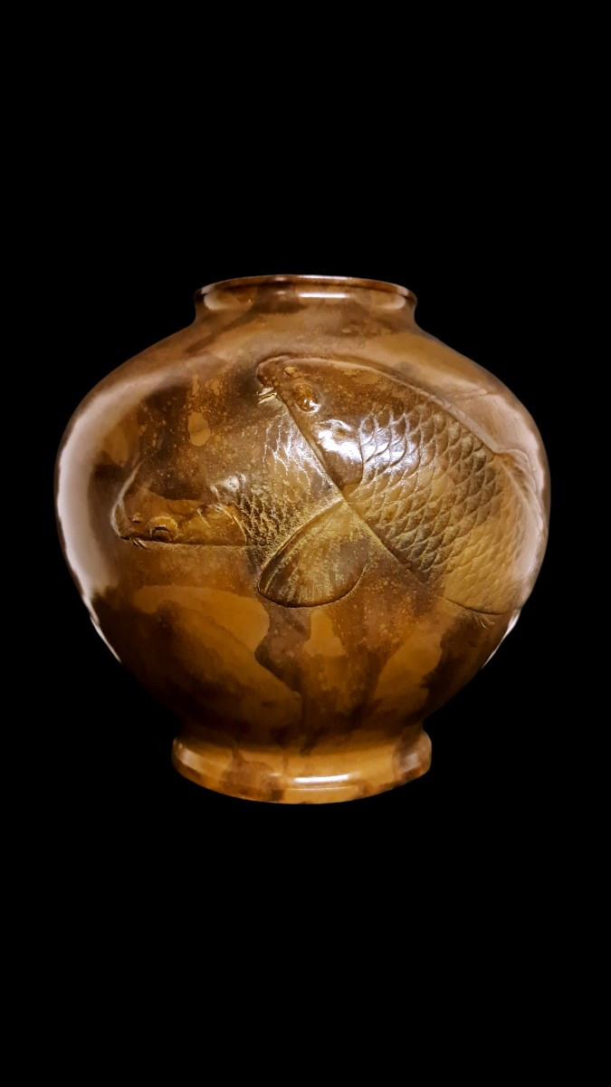 Vase japonais en bronze signé KEIUN –  Koi