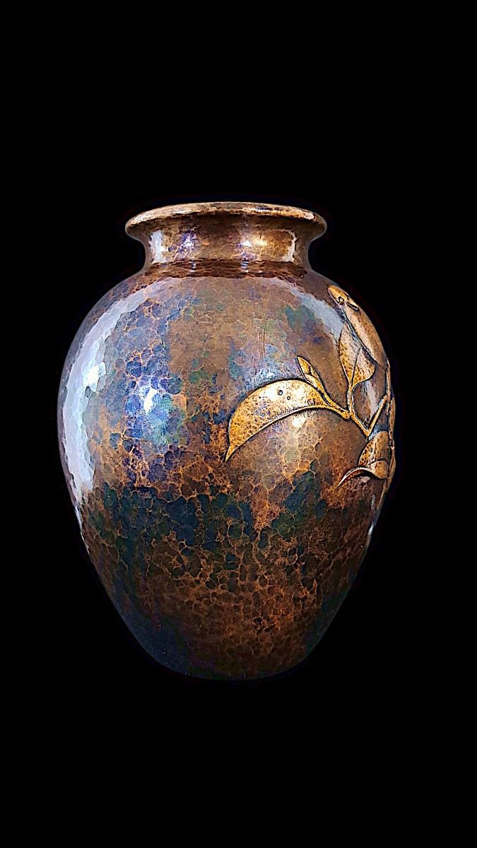 Vase japonais en bronze martelé de GYOKUSENDO : Oiseau sur une branche-photo-1