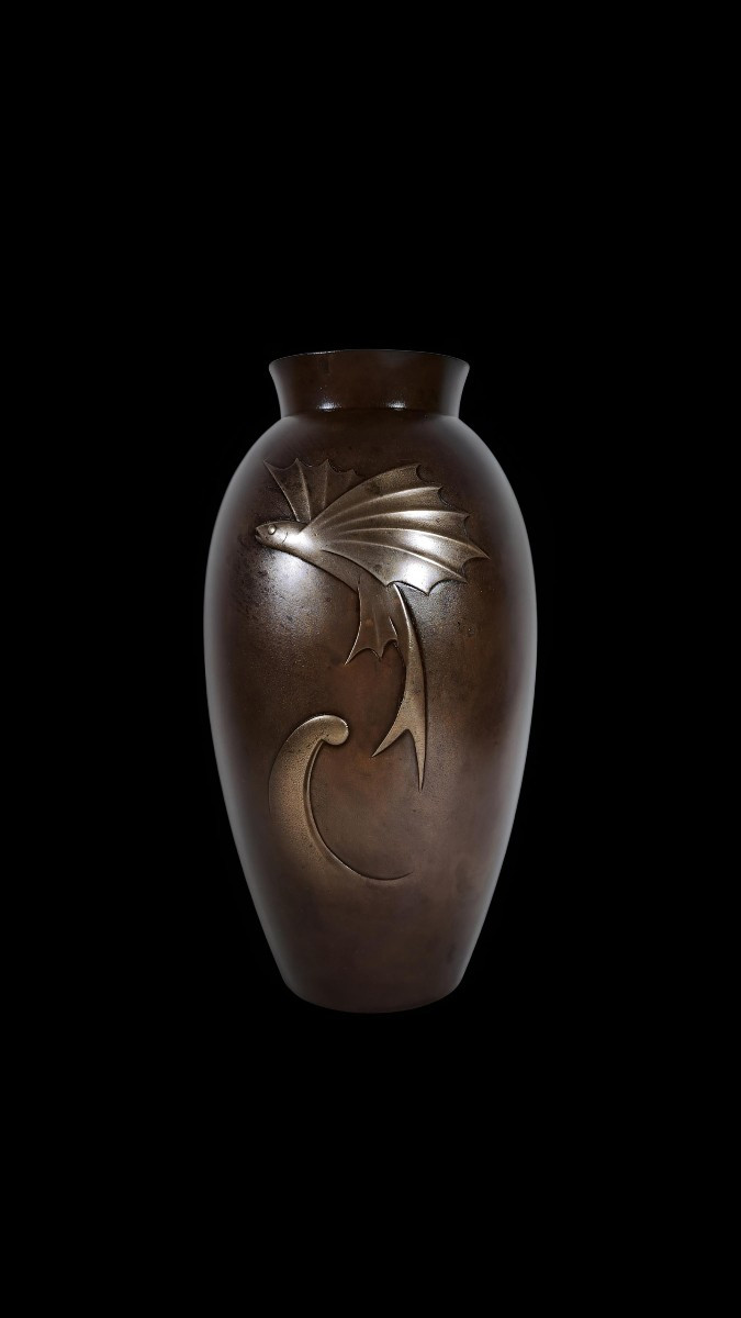 Vase en bronze japonais, fondu par Chūgeisha d'après un modèle de Neya Chūroku - Poisson volant