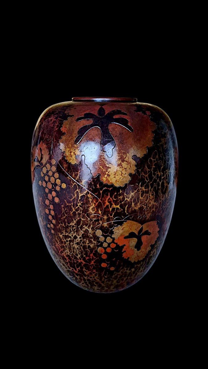 Vase japonais en bronze martelé de GYOKUSENDO : feuilles de vigne et grapes