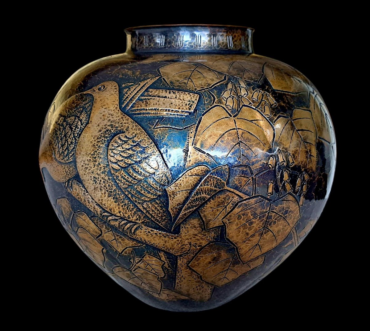 Vase japonais en bronze martelé de GYOKUSENDO : Colombes, branches et feuilles-photo-2