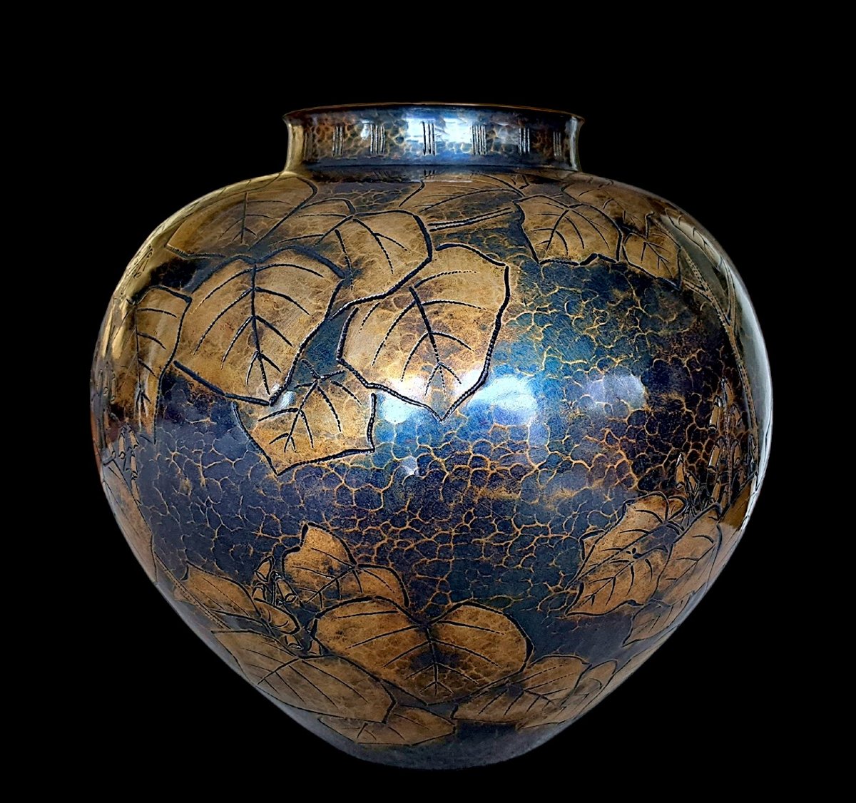 Vase japonais en bronze martelé de GYOKUSENDO : Colombes, branches et feuilles-photo-4