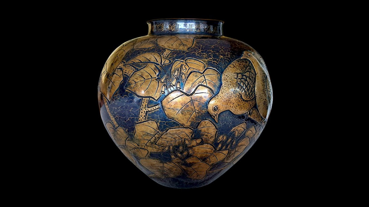 Japanese Hammered Bronze Vase By Gyokusendo: Doves, Branches And Leaves-photo-3