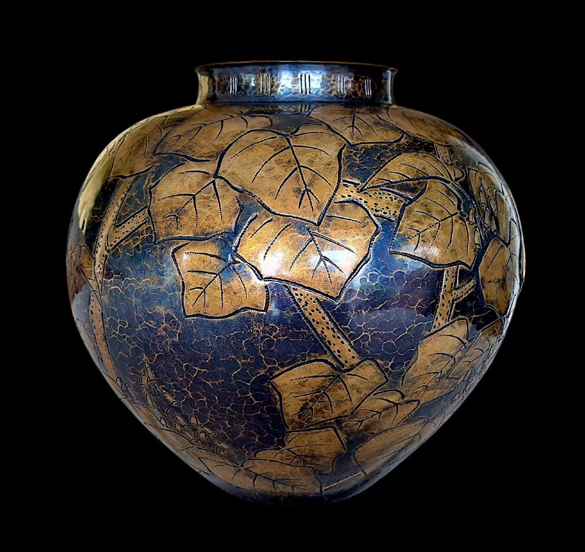 Vase japonais en bronze martelé de GYOKUSENDO : Colombes, branches et feuilles-photo-1
