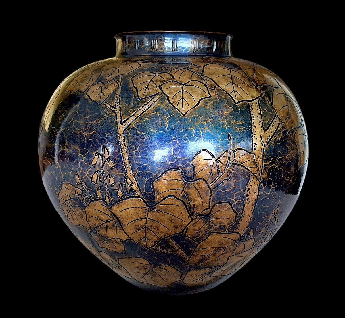 Vase japonais en bronze martelé de GYOKUSENDO : Colombes, branches et feuilles-photo-2