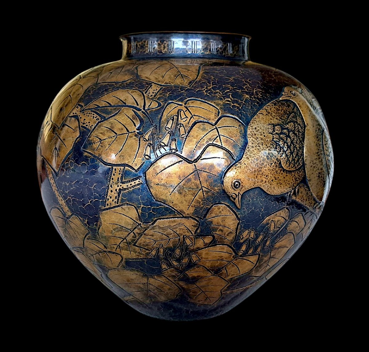 Vase japonais en bronze martelé de GYOKUSENDO : Colombes, branches et feuilles-photo-3