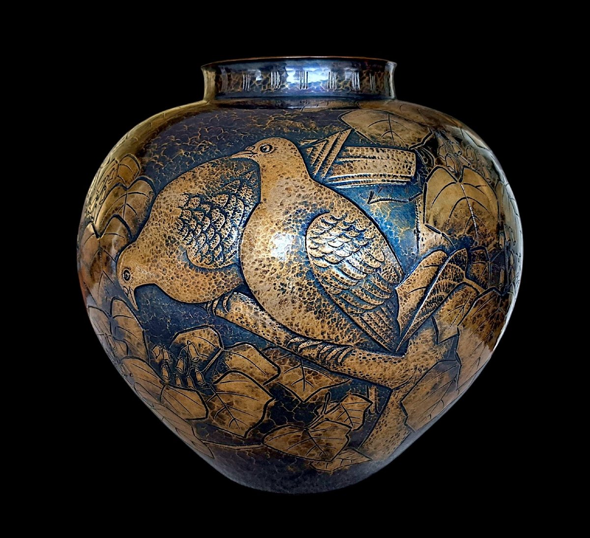 Vase japonais en bronze martelé de GYOKUSENDO : Colombes, branches et feuilles