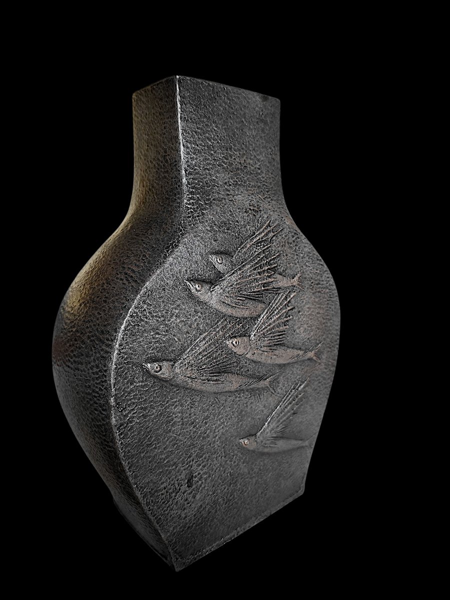 Japanese Bronze Vase By Sanshirō ōnishi - Flying Fish-photo-1