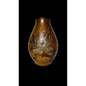 Vase Japonais en bronze d’Ishikawa (MITSUAKI) KOMEI (1852-1913)  -  Chrysanthèmes