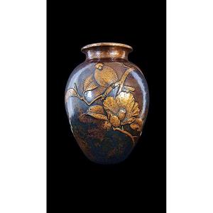 Vase japonais en bronze martelé de GYOKUSENDO : Oiseau sur une branche