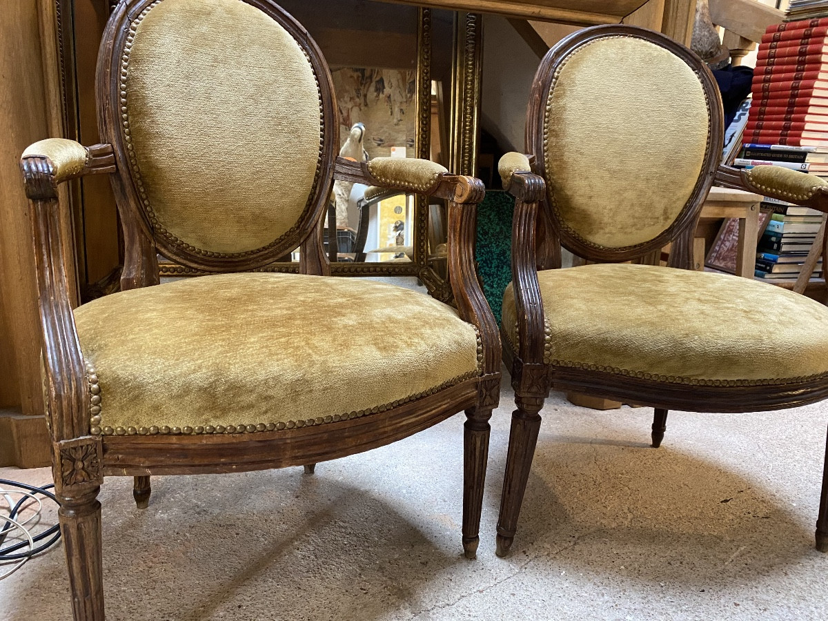 paire de fauteuils Louis XVI , garnis velours